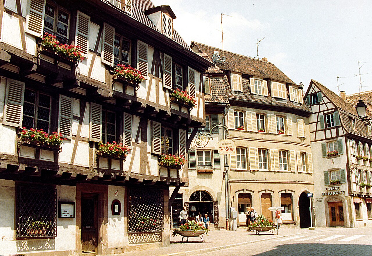 Rue de maisons à colombage à Colmar, bois sombres et hourdis clairs