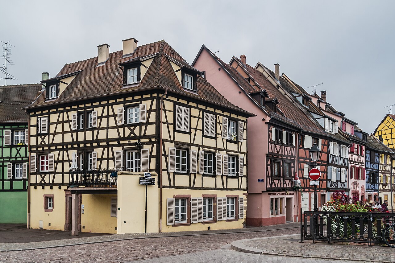 Quai de la Poissonnerie à Colmar, maisons à colombage au-dessus de l’eau