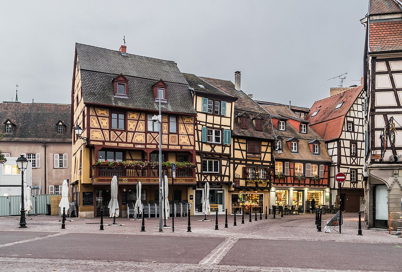 Rangée de maisons à colombage rue des Têtes à Colmar