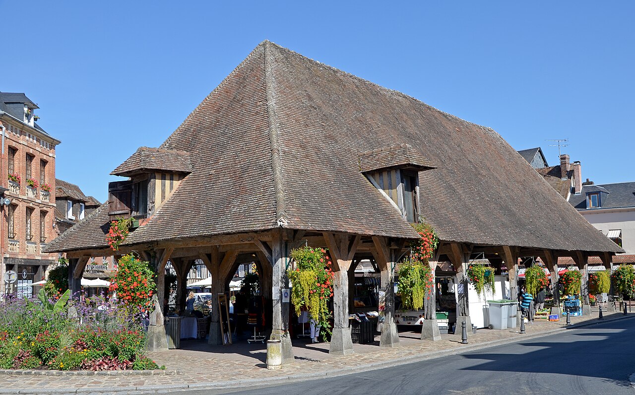 Halle de Lyons-la-Forêt, charpente et piliers de bois