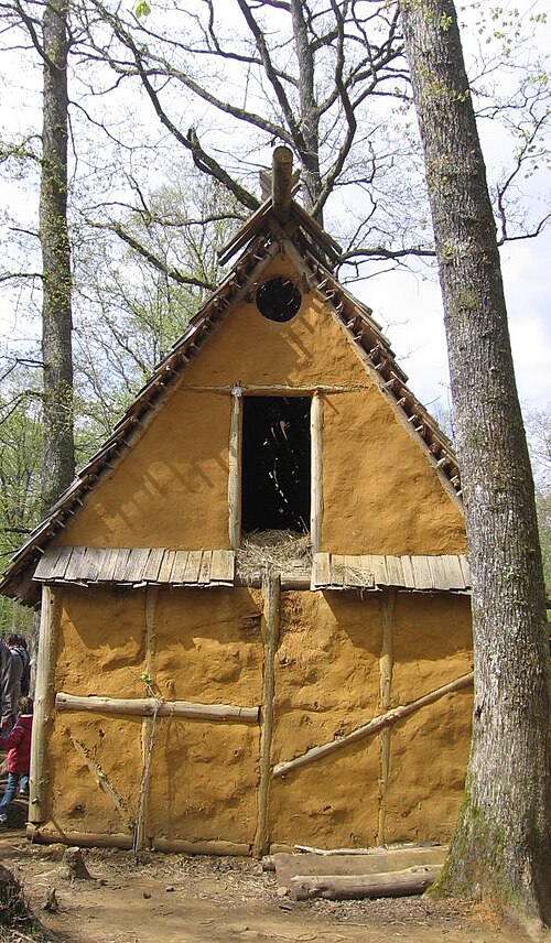 Façade étroite d’une maison en torchis