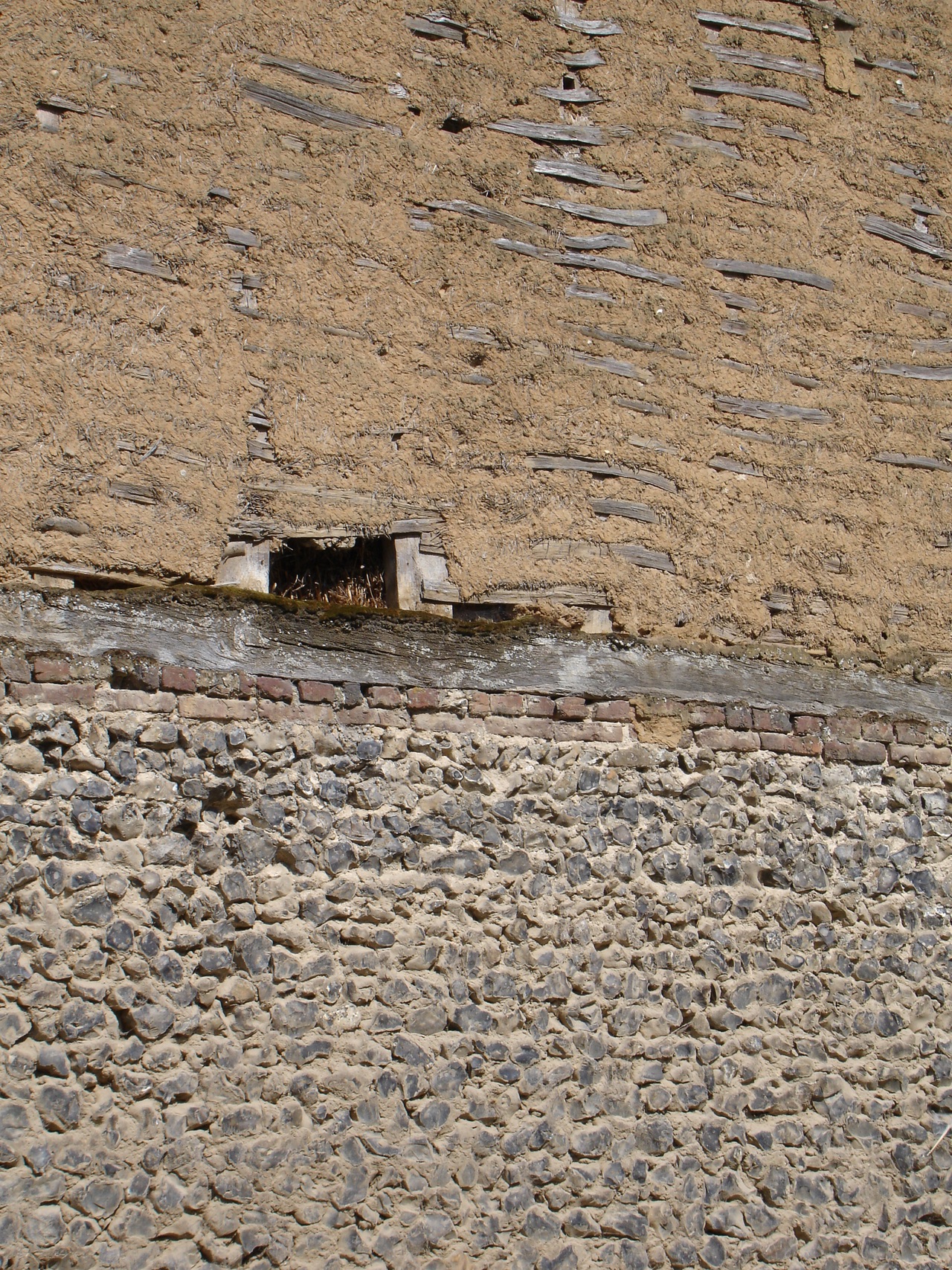 Mur en torchis posé sur un soubassement de silex